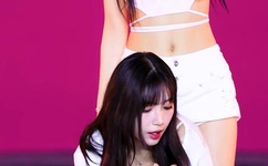 美女脱了个精光露出奶囗和尿囗